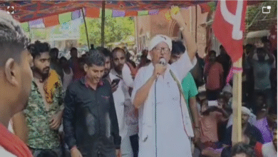 CITU leader Anjani Kumar Singh addressing a crowd of e-rickshaw and auto drivers during a protest against illegal toll collection in Begusarai, Bihar.
